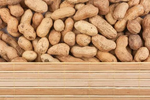 Peanuts in their shell and bamboo mat Foto stock