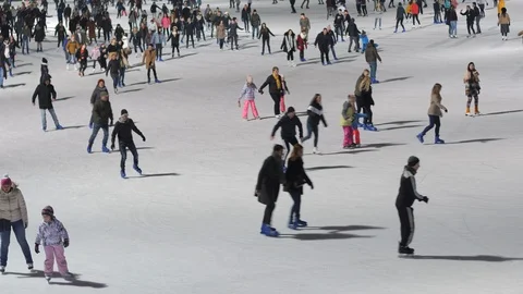 Peaople skating in public ice skating rink. Видео 103187014