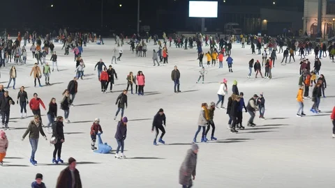 Peaople skating in public ice skating rink. Видео 103188175