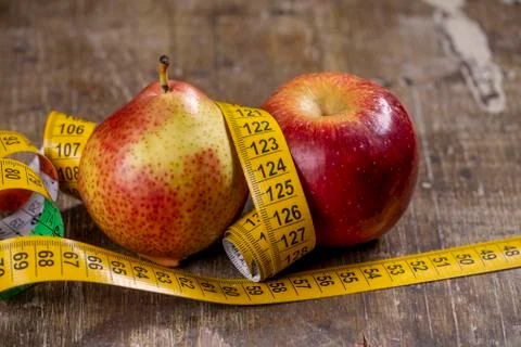 Pear and apple representing types of overweight Stock-Fotos