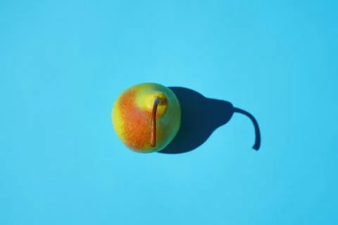 Pear on a blue background with a hard shadow Fotos Stock