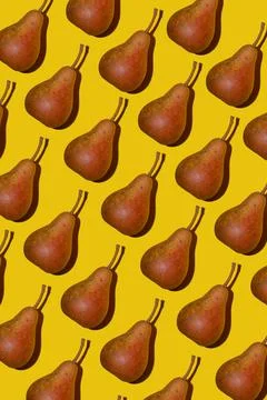 Pear pattern. Yellow and orange Bera pears on yellow background. Ripe juicy Stock-Fotos
