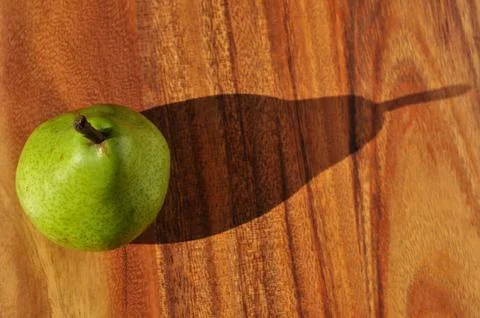 Pear with Shadow on Cutting Board Foto stock