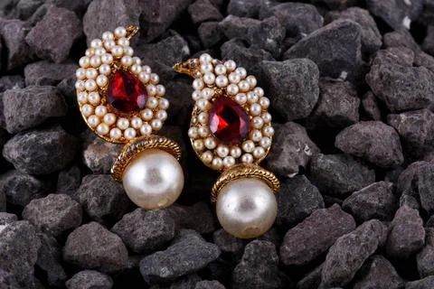 Pearl earrings with ruby gem, Luxury female jewelry, Indian traditional je... Foto stock