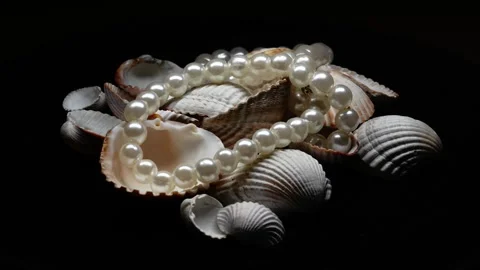 Pearl Necklace With Sea Shells Rotating 360 Degrees on Black Background 스톡 동영상 334445658