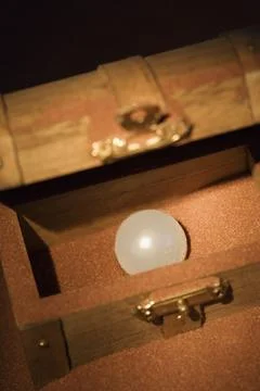 Pearl In A Wooden Box Foto stock