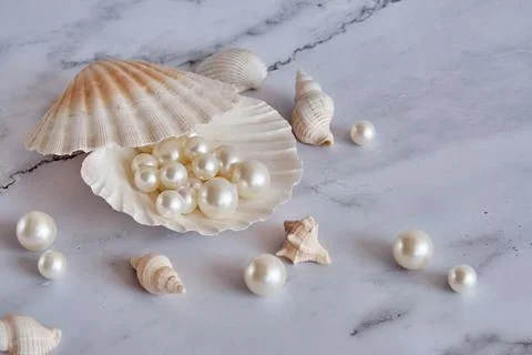 Pearls in a shell on a marble background Stock-Fotos