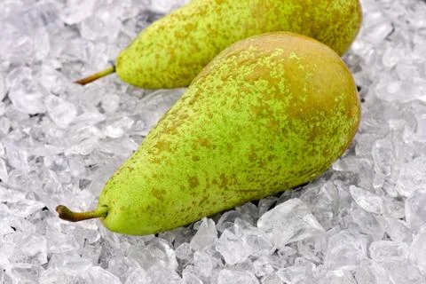 Pears on crushed ice Foto stock