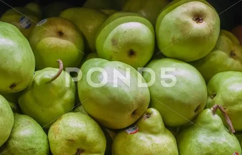 Pears on display at farmers market Stock Photos