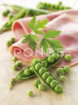 Peas and boiled ham Stock-Fotos