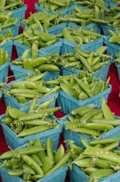 Peas in baskets on display Stock-Fotos