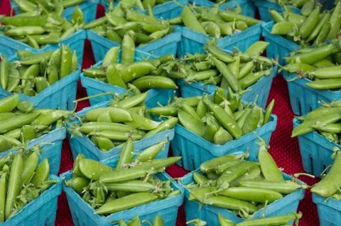 Peas in baskets on display Foto stock