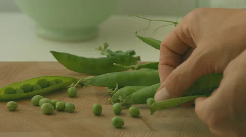 Peas dropping Stock Footage 40070450