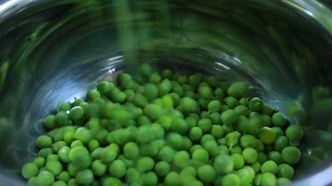Peas falling in a bowl 库存影片 99982996