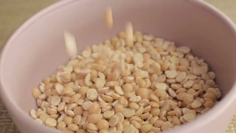 Peas poured into a plate. Close-up, HD Видео 98399066