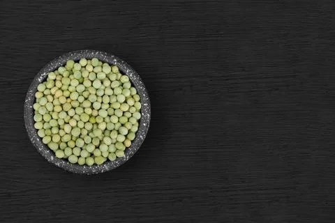 Peas in a rustic bowl 스톡 사진