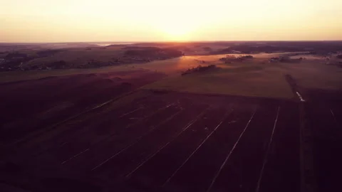 Peat extraction site in fog on sunset. Vidéo 207699218