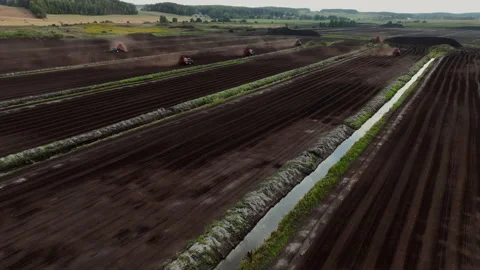 Peat Harvester Tractor on Collecting Extracting Peat. Vidéo 212458599