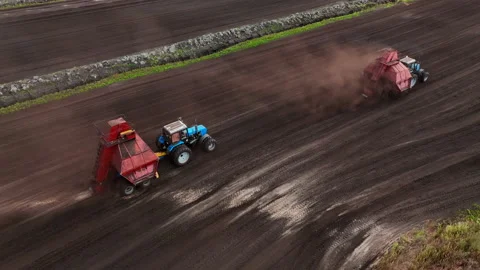 Peat Harvester Tractor on Collecting Extracting Peat Vidéo 213644140