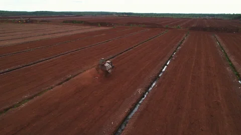 Peat Harvester Tractor working on Extracting Peat. Vidéo 219806451