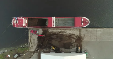 Peat soil loading into bulk carrier general cargo ship in port aerial view Video stock 141513903