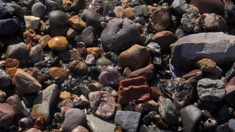 Pebble background panning shot beach scene 4K Stockbeeldmateriaal 89332615