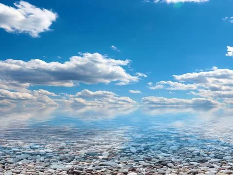 Pebble beach and sky Stockfoto's