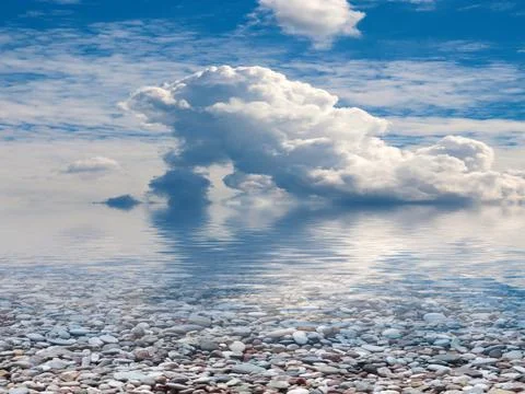Pebble beach and sky Stockfoto's