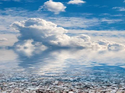 Pebble beach and sky Stockfoto's