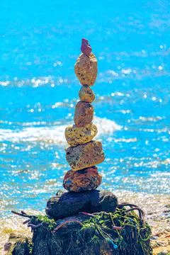 Pebble beach pyramid Foto stock