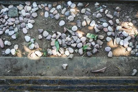 Pebble mosaic tile floor texture with dark borders Foto stock