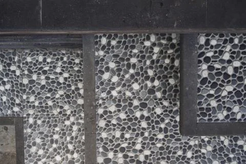 Pebble mosaic tile floor texture with dark borders Foto stock