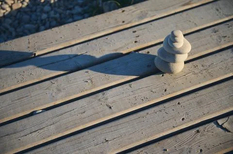 Pebble Stack on Wooden Deck in Natural Outdoors Environment Foto stock