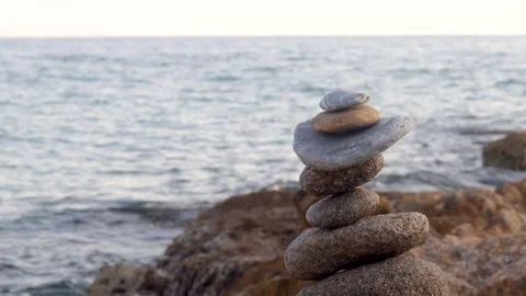 Pebbles big size one over another as pyramid against sea Vidéo 218812580