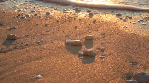 Pebbles, shore at sunrise 库存影片 33073997