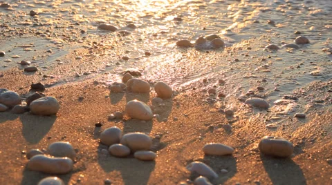 Pebbles, shore at sunrise 库存影片 33074044