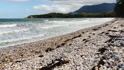 Pebbly beach by the ocean in Australia Vídeo Stock 101333546