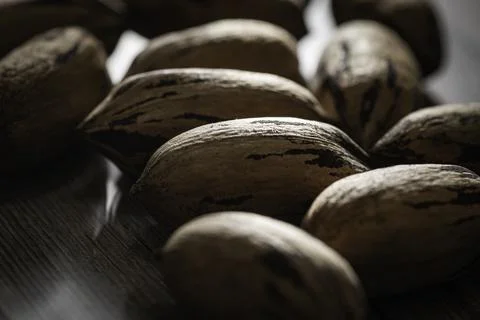 Pecan Nuts In Shell On Wood Table Foto stock