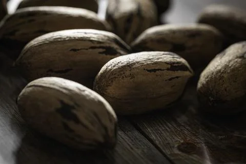 Pecan Nuts In Shell On Wood Table Foto stock