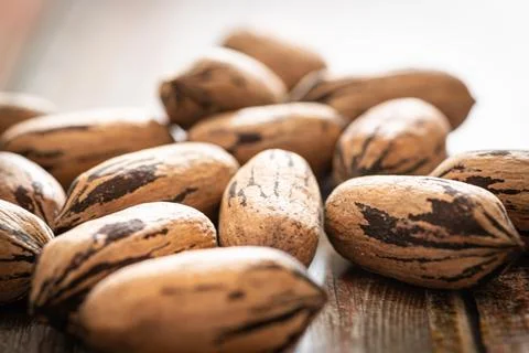 Pecan Nuts In Shell On Wood Table Foto stock