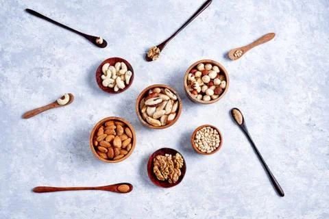 Pecans, hazelnuts, almonds, pine nuts, Brazil nut, cashews in wooden bowls on Stock-Fotos