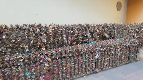 Pecs, Hungary  May 1, 2026: Thousands of colorful love locks attached to a f.. Vídeo Stock 336488285