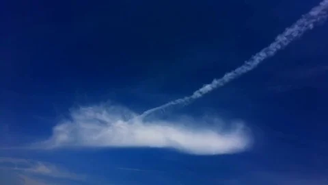 The peculiar cloud: 스톡 동영상 80148526