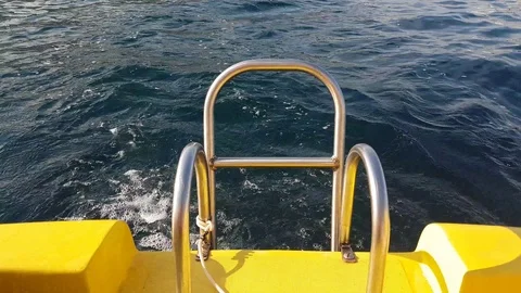 Pedal boat Vídeos de archivo 111004918