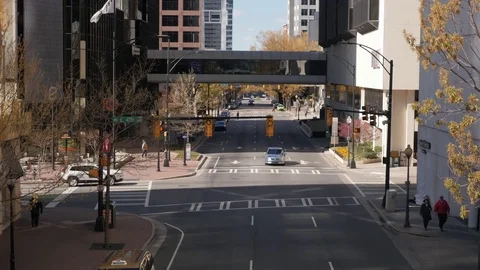 Pedestrian Bridge - Elevated Walkway Looking Down on Traffic 库存影片 73869642