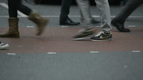 Pedestrian Crossing Slow Motion 库存影片 30872793