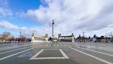 Pedestrian Heroes Square with Millenium Monument, Budapest, Hungary Stockbeeldmateriaal 186523203