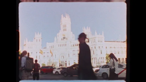 Pedestrian movement near landmark Edificio Espana, locals and tourists walking Vidéo 312080377