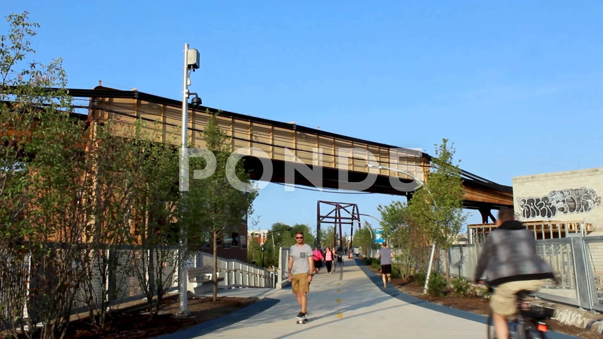 Pedestrian path under the L train in Stock Video Pond5