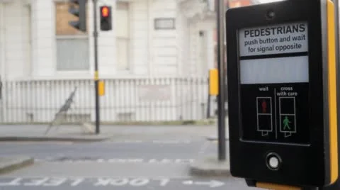 Pedestrian pushes button and waiting for the green sign at a crossing, London Vídeo Stock 21041877